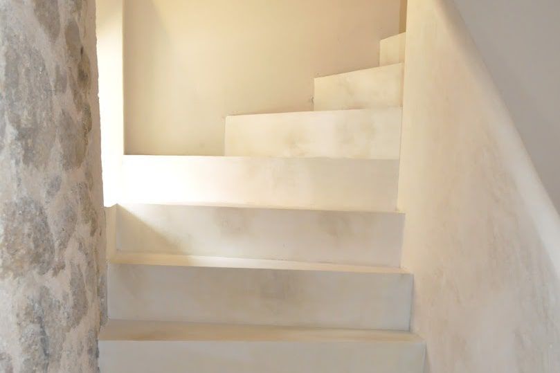 Microbond on a staircase, soft and smooth