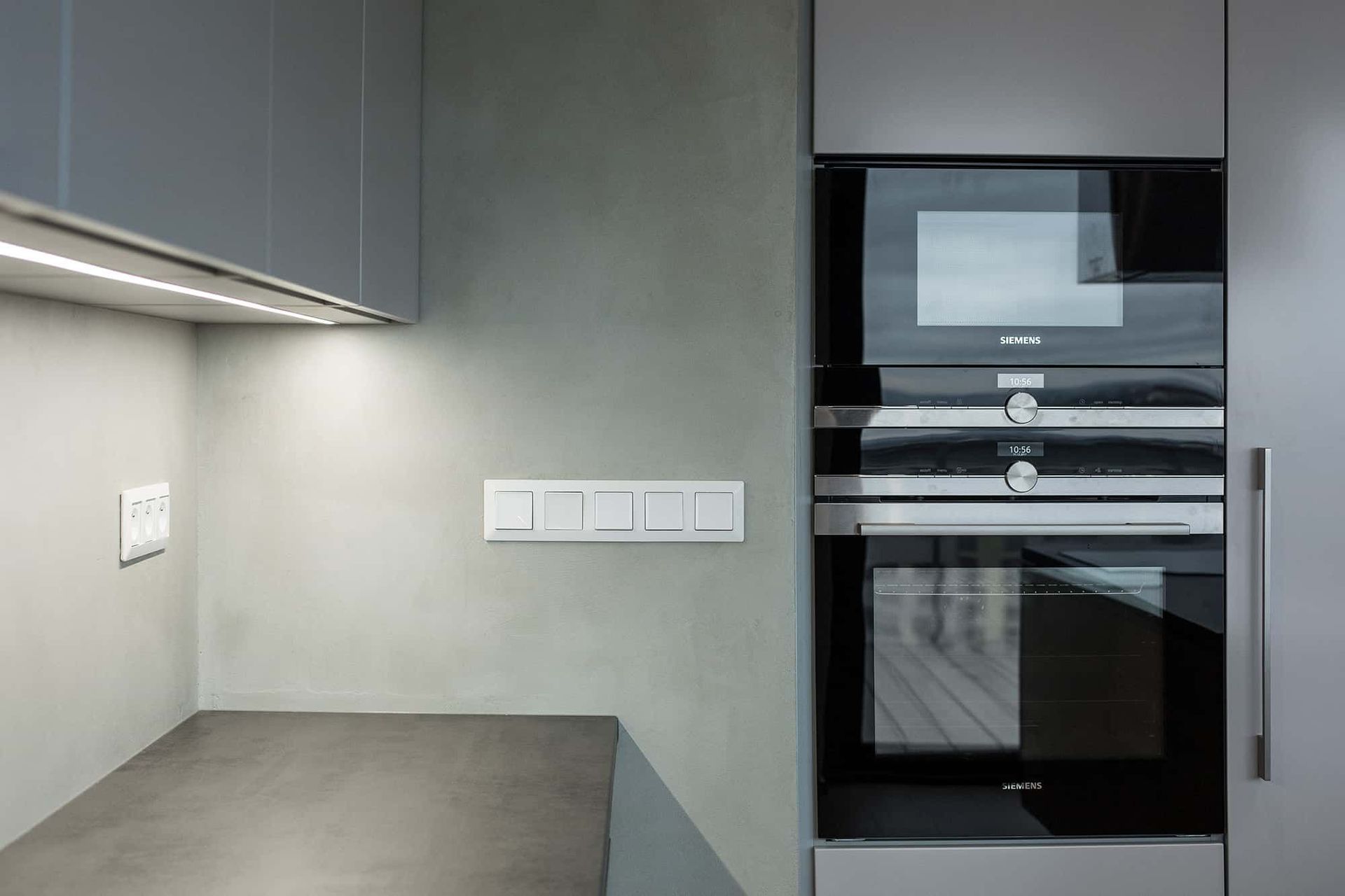 Kitchen wall and worktop in Microbond