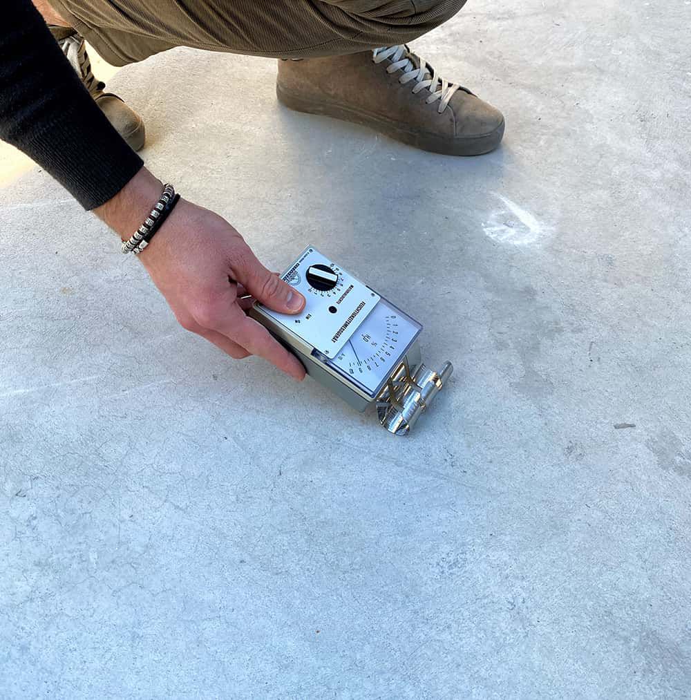Contact hygrometer measuring residual moisture