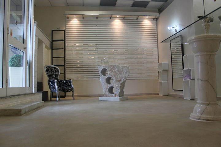Photo of a floor with Microbond microcement in a shop