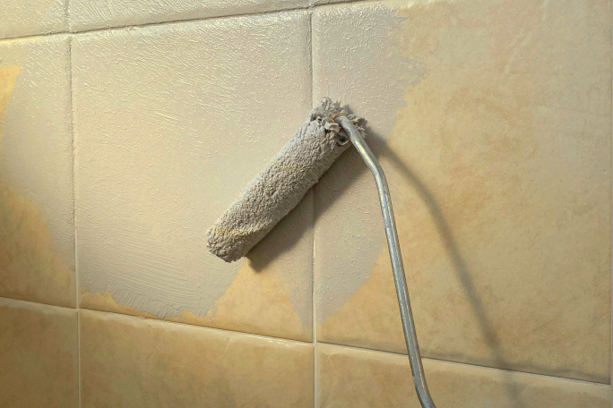 Primer4t applied by roller on a tiled wall