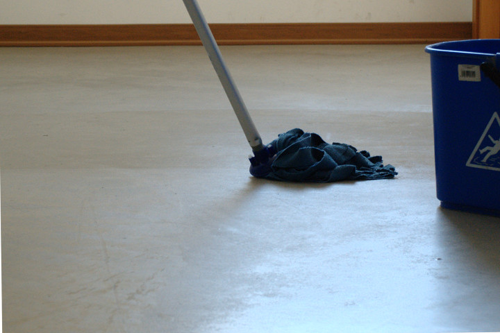 Mopping a microcement floor with Steinfix60 natural soap