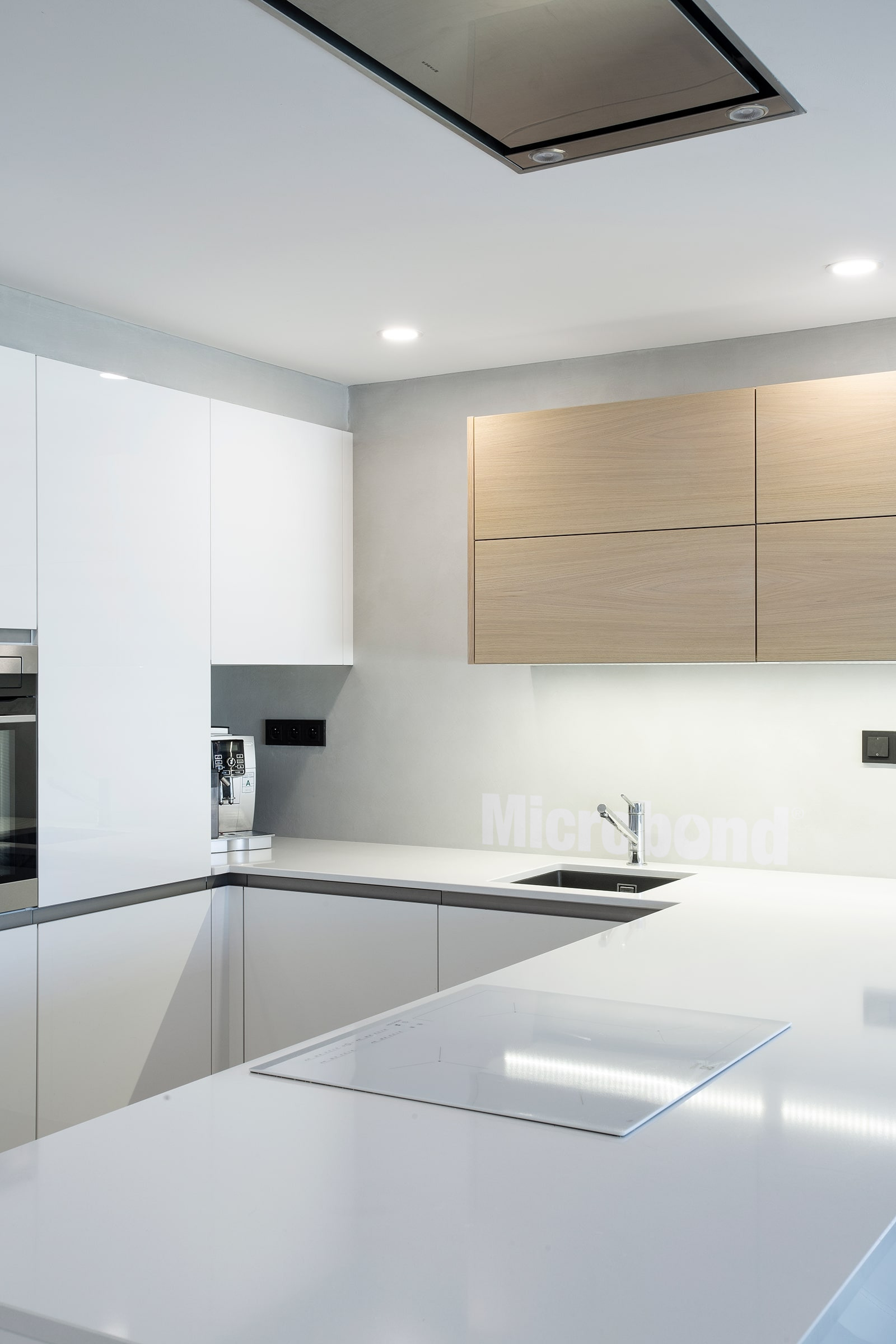 Elegant and modern ultra-white kitchen with Microbond microcement wall