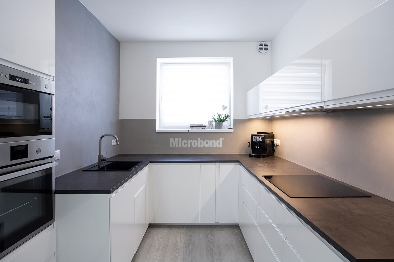 Elegant and modern kitchen walls covered in gray microcement