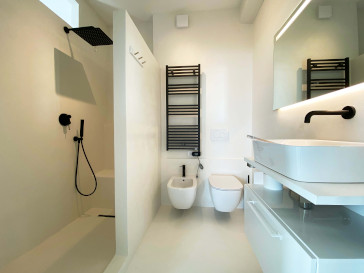 Ecobeton Microbond microcement bathroom overlayed