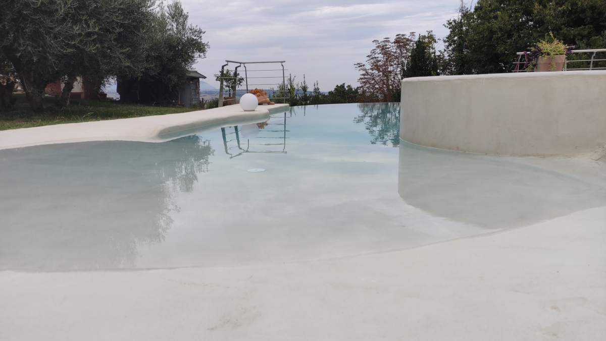 A pool designed with soft, natural lines, continuously overlaid with Poseidone.