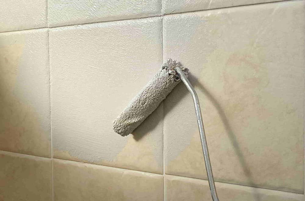 Application of Primer 4T on tiles using a roller